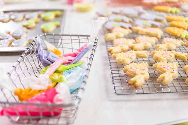 Spritzbeutel Mit Königlichem Zuckerguss Zum Dekorieren Von Osterplätzchen — Stockfoto