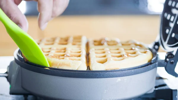 Making Házi Gofri Egy Elektromos Waffle Maker — Stock Fotó
