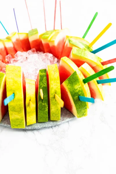 Rote Wassermelone Scheiben Eis Stiel Für Kinder — Stockfoto