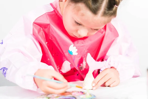 Маленька Дівчинка Малює Хвіст Русалки Зроблений Глини Моделювання Акриловою Фарбою — стокове фото