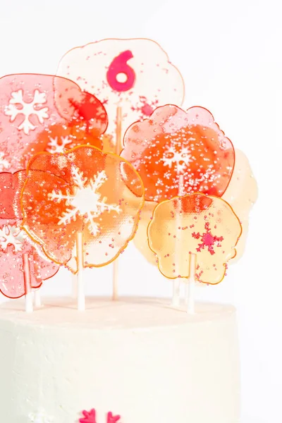 Wysokie Okrągłe Ciasto Włoskim Lukrem Maślanym Ozdobione Płatkami Śniegu Zwieńczone — Zdjęcie stockowe