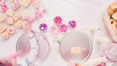 Düz yatıyordu. Adım adım. Kraliyet krema ve şeker ile şekerli kurabiye Sevgililer günü için dekorasyon.