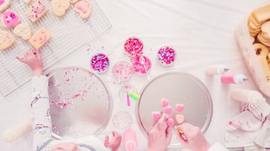 Düz yatıyordu. Adım adım. Küçük kız Kraliyet krema ve şeker ile şekerli kurabiye Sevgililer günü için decarting.