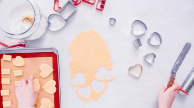 Düz yatıyordu. Adım adım. Şekilleri'nden şeker kurabiye hamuru çerez kesici ile kesmek.