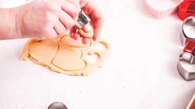 Adım adım. Şekilleri'nden şeker kurabiye hamuru çerez kesici ile kesmek.