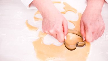 Adım adım. Şekilleri'nden şeker kurabiye hamuru çerez kesici ile kesmek.