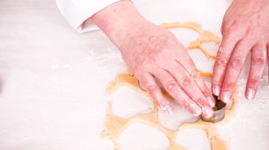 Adım adım. Şekilleri'nden şeker kurabiye hamuru çerez kesici ile kesmek.