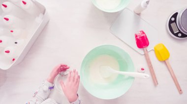 Düz yatıyordu. Adım adım. Şekerli kurabiye süslemek için royal Icing karıştırma.