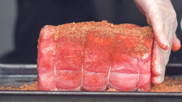 Paso Paso Chef Frotando Especias Frotar Sobre Cerdo Asado Deshuesado — Foto de Stock