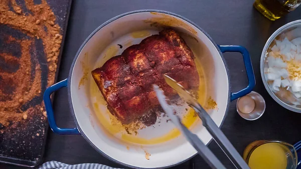 플랫이 단계적으로 냄비에 돼지고기 로스트 — 스톡 사진