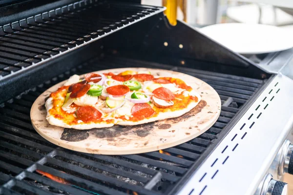 Cozinhar Pizza Uma Churrasqueira Gás Livre Quintal Verão — Fotografia de Stock