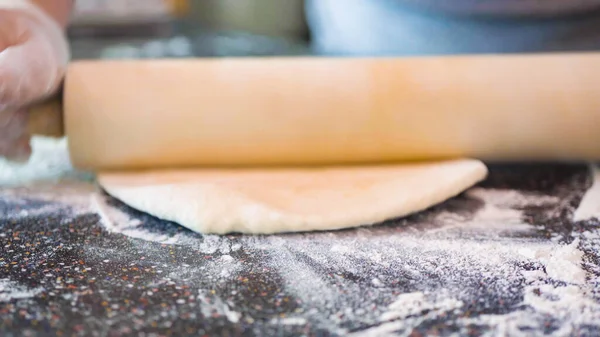 Pizzadeeg Uitrollen Voor Individuele Kleine Pizza — Stockfoto