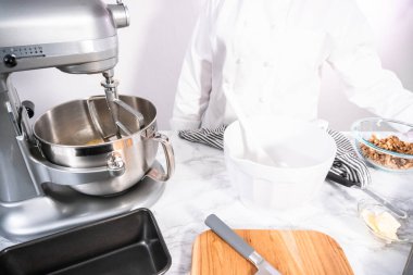 Muz fındık ekmek pişirmek için mutfak karıştırıcı malzemeleri karıştırma.