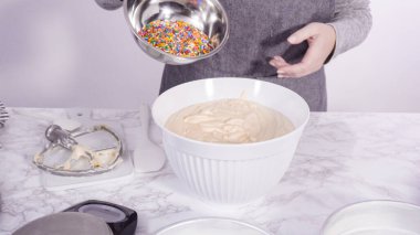 Adım adım. Pasta hamurunun içine renkli şekerlemeler serpiştirip funfetti keki yapıyorum..