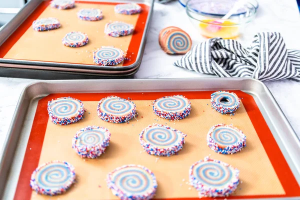 Bakken Van Rood Wit Blauw Pinwheel Sugar Cookies Voor Juli — Stockfoto