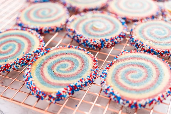 Охлаждающее Красное Белое Синее Сахарное Печенье Вертушкой Холодильной Полке Десерт — стоковое фото