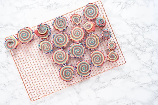 Flat Lay Kylning Röd Vit Och Blå Lyckohjul Sugar Cookies — Stockfoto