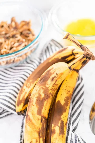 Obieranie Rozbijanie Przejrzałych Bananów Aby Chleb Orzechów Bananowych — Zdjęcie stockowe