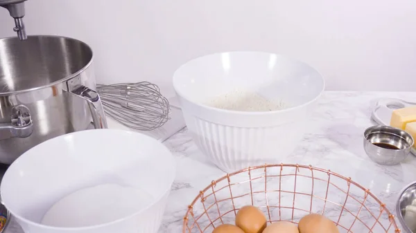 Schritt Für Schritt Zutaten Stehenden Küchenmixer Mischen Funfetti Kuchen Backen — Stockfoto