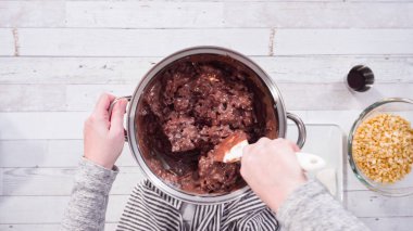 Düz yatıyordu. Adım adım. Kavanozda çikolata parçaları eritip fındıklı şekerleme yapıyorum..