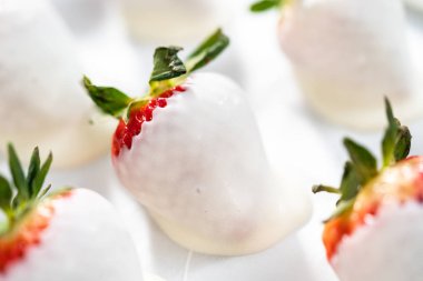 Beyaz ve siyah çikolata soslu çilek yapıyorum..