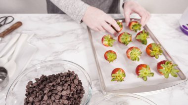 Düz yatıyordu. Adım adım. Beyaz ve siyah çikolata soslu çilek hazırlıyorum..