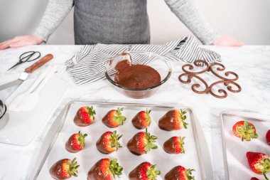 Beyaz ve siyah çikolata soslu çilek yapıyorum..