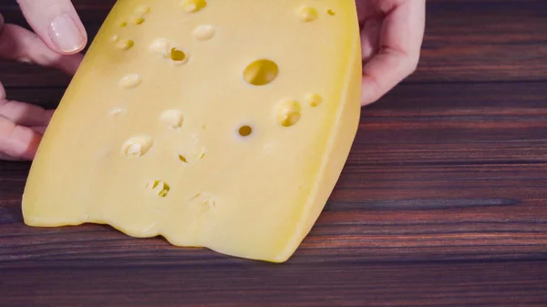 Cuña Grande Queso Descremado Semi Suave Sobre Fondo Rústico Madera — Foto de Stock