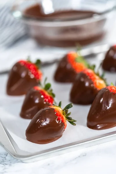 Herstellung Von Erdbeeren Aus Weißer Und Dunkler Schokolade — Stockfoto