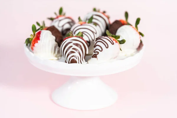 Weiße Und Dunkle Schokolade Eingetauchte Erdbeeren Auf Einem Weißen Kuchenstand — Stockfoto