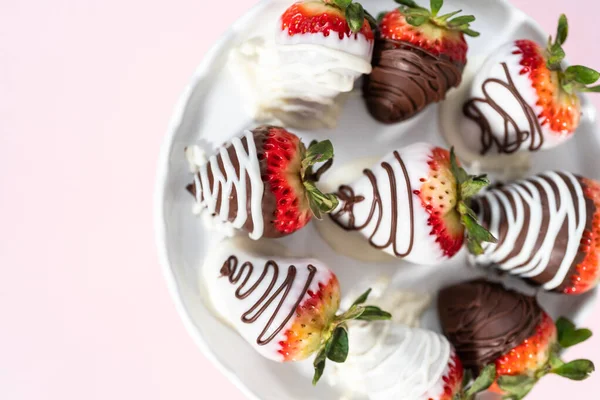 Weiße Und Dunkle Schokolade Eingetauchte Erdbeeren Auf Einem Weißen Kuchenstand — Stockfoto