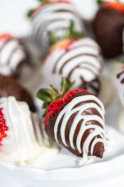 Weiße Und Dunkle Schokolade Eingetauchte Erdbeeren Auf Einem Weißen Kuchenstand — Stockfoto