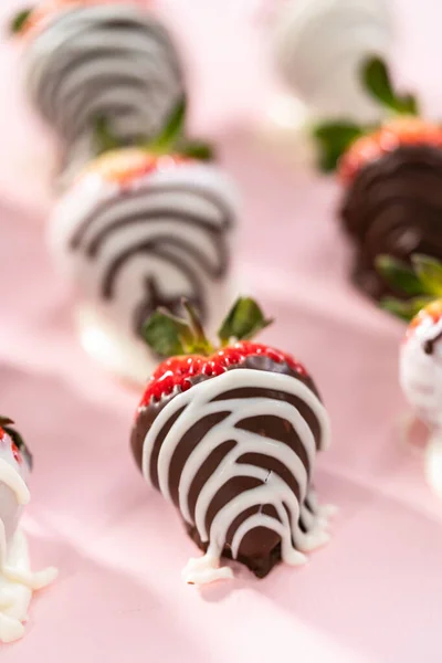 Bílá Tmavá Čokoláda Namočené Jahody Růžovém Pozadí — Stock fotografie