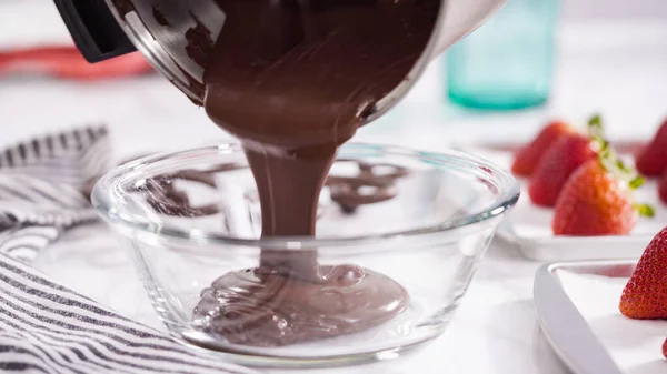 Steg För Steg Doppa Ekologiska Jordgubbar Skål Med Smält Choklad — Stockfoto