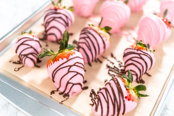 Chocolate Dipped Strawberries Drizzled Melted Chocolate — Stock Photo, Image