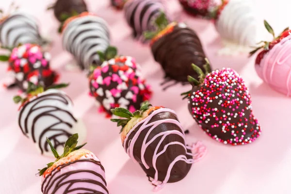 Verschiedene Schokoladen Erdbeeren Auf Rosa Hintergrund — Stockfoto