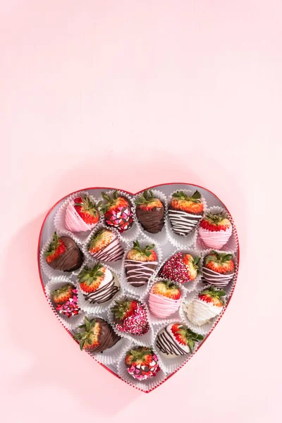 Plat Gelegd Verscheidenheid Van Chocolade Gedompelde Aardbeien Een Hartvormige Doos — Stockfoto