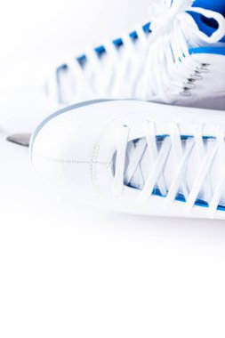 Görünümü kapatın. Beyaz bir arka plan üzerinde yeni beyaz artistik paten.