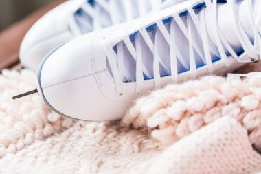 Görünümü kapatın. Yeni beyaz figür Vatozlarının ahşap kurullarında.