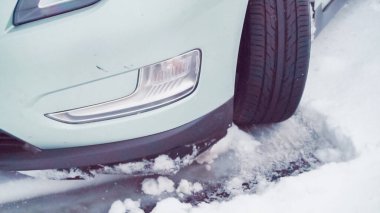 Binek otomobil küçük Caddesi üzerinde derin karda.