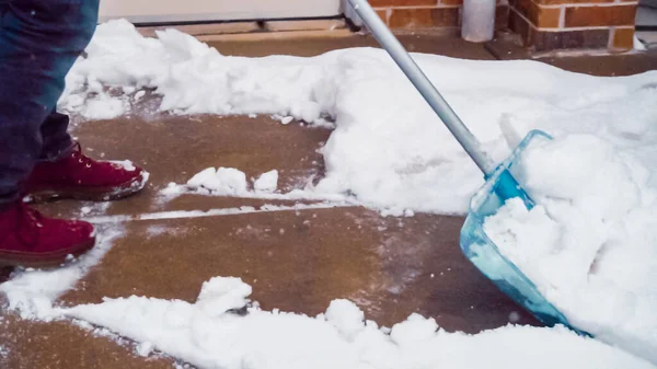 Jovem Limpando Neve Entrada — Fotografia de Stock