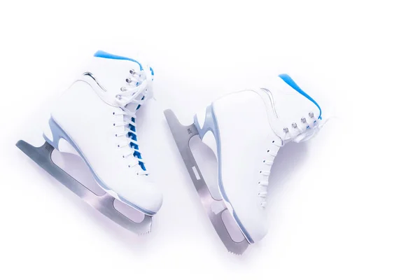 フラットが横たわっていた 白い背景の上の新しい白フィギュア スケート — ストック写真