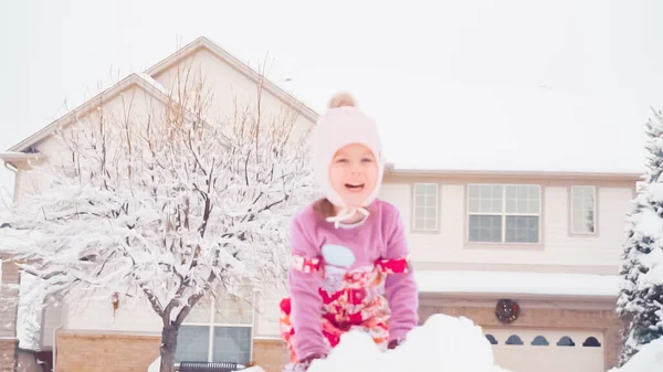 Küçük Kız Evine Tipik Banliyöde Yakınındaki Karda Oynarken — Stok fotoğraf