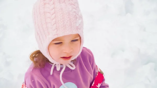 Küçük Kız Evine Tipik Banliyöde Yakınındaki Karda Oynarken — Stok fotoğraf