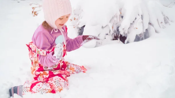 典型的な郊外の彼女の家の近くに雪で遊ぶ少女 — ストック写真
