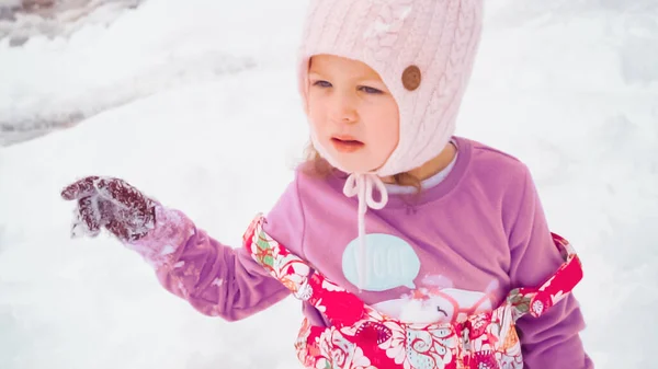 Menina Brincando Neve Perto Sua Casa Subúrbios Típicos — Fotografia de Stock