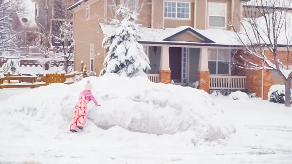 Маленькая Девочка Играет Снегу Возле Своего Дома Типичном Пригороде — стоковое фото