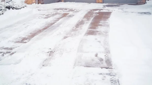 冬の嵐の後の住宅の私道 雪で車が通った跡 — ストック写真