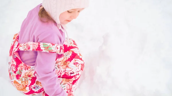 Küçük Kız Evine Tipik Banliyöde Yakınındaki Karda Oynarken — Stok fotoğraf