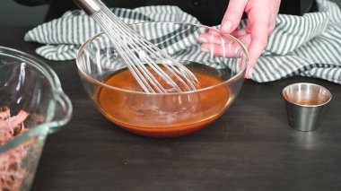 Adım adım. Çekti domuz sandviç için sos yapımında.